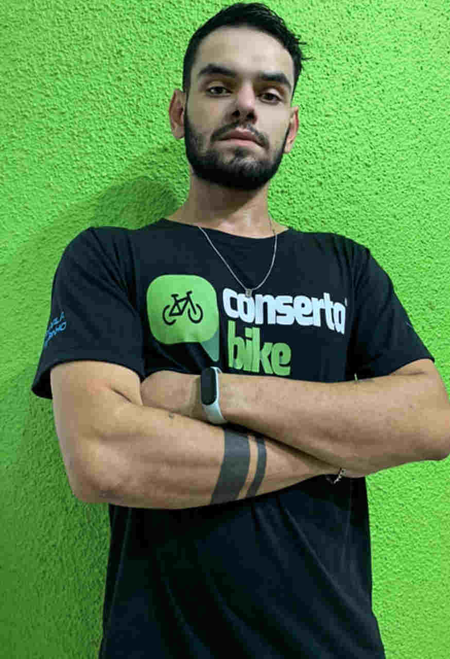 funcionario da loja conserta bike